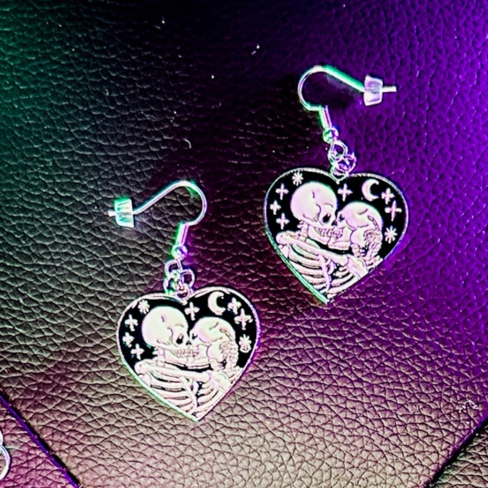 Kissing skeletons earrings